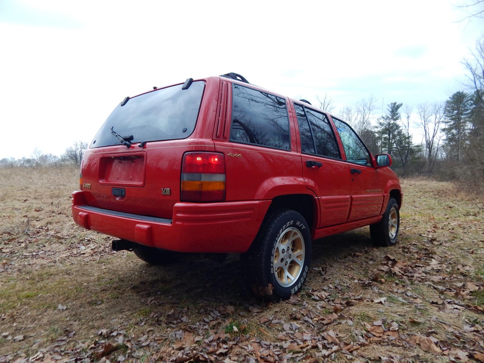 1996 RED /Tan Leather Jeep Grand Cherokee Limited 4WD (1J4GZ78Y6TC) with an 5.2L V8 OHV 16V engine, 4-Speed Automatic Overdrive transmission, located at 6528 Lower York Road, New Hope, PA, 18938, (215) 862-9555, 40.358707, -74.977882 - Here we have a 1996 Jeep Grand Cherokee with a 5.2L V8 putting power to a 4x4 automatic transmission. Options include: tan leather with wood trim, heat/AC, AM/FM/CD/TAPE radio, tilt steering wheel, cruise control, heated front seat, moon roof, power windows/locks/mirrors, roof rack, fog lights, tow - Photo #4